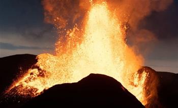 بركان "سيميرو" في إندونيسيا يثور مجددًا ويقذف الرماد لمسافة كيلومتر فوق قمته 