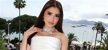 مي عمر تخطف الأنظار بـ"زي المدرسة" من كواليس "الست موناليزا