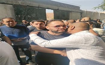 نجوم الفن يودعون السيناريست أحمد عبد الله في مسجد السراج المنير