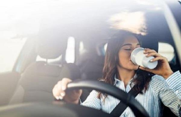 دراسة تحذر: الإفراط في شرب القهوة أثناء القيادة قد يعرضك للحوادث