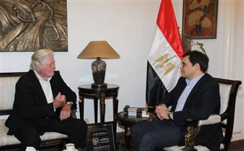 وزير الثقافة يلتقي حسين فهمي لبحث الترتيبات النهائية لانطلاق الدورة 46 من مهرجان القاهرة السينمائي