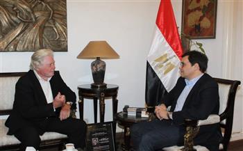 وزير الثقافة يلتقي حسين فهمي لبحث الترتيبات النهائية لانطلاق الدورة 46 من مهرجان القاهرة السينمائي