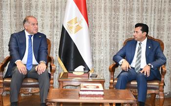 وزير الرياضة يلتقي رئيس "الدولي للرماية" لبحث الاستعداد لبطولة العالم 