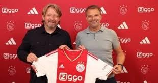 أياكس يعلن رسميًا إقالة مدربه جون هيتينجا بسبب سوء النتائج