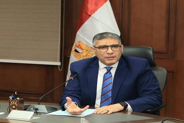 محافظ الجيزة يتابع أعمال رصف وتطوير شارع الإخلاص بحي الطالبية