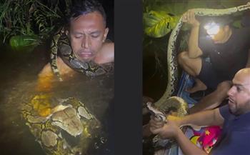 إندونيسي ينجو بأعجوبة من ثعبان ضخم التف حول رقبته