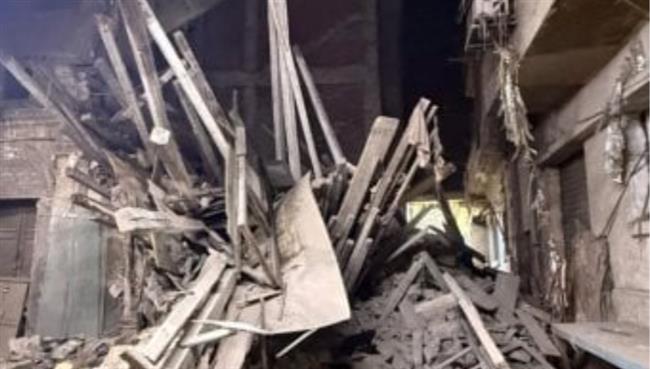 انهيار منزل مهجور من 3 طوابق بالموسكي دون إصابات