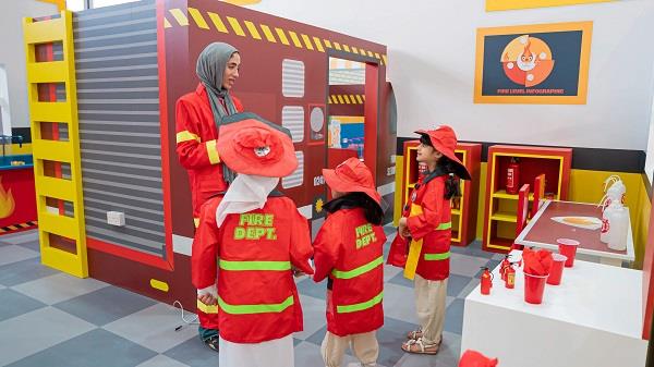 ريادة مسرحية نسائية تُلهم الأجيال.. وأطفال يصوغون قصصهم بأيديهم في "الشارقة الدولي للكتاب"