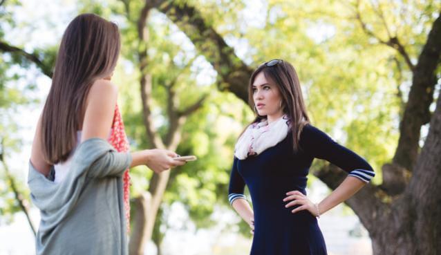 من الرغبة في التقدير إلى الهوس بالظهور.. علامات توضح إدمان لفت الأنظار