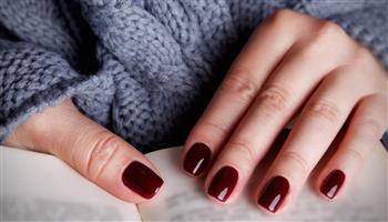 للفتيات.. ألوان أظافر دافئة ومشرقة تناسب أجواء الخريف والعطلات