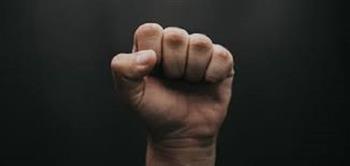 كيف تكشف قبضة يديك عن شخصيتك.. علم النفس يوضح