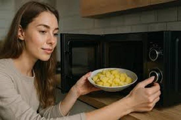 أسطورة أم حقيقة.. هل تصبح البطاطس سامة بعد إعادة تسخينها