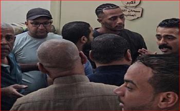 انهيار محمد رمضان أثناء وداع والده وسط ازدحام المصورين والجمهور