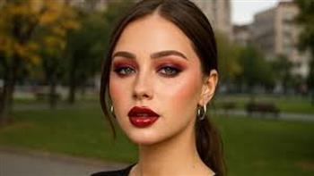 اللون الأحمر النبيتي يسيطر على خريف وشتاء 2025.. لمسة دافئة لإطلالة راقية