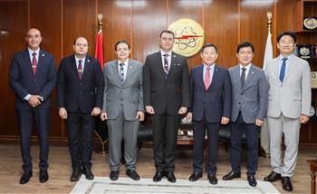 رئيس هيئة المحطات النووية يبحث مع وفد كوري تعزيز التعاون في مشروع الضبعة