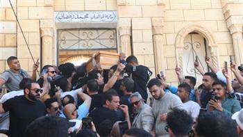 شقيقة محمد رمضان تتلو القرآن وتنهار بالبكاء أثناء دفن والدها