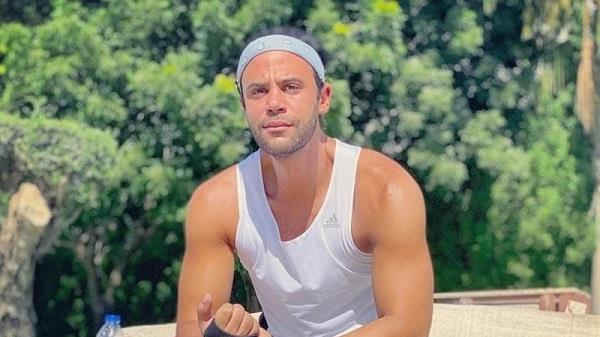 محمد إمام يقدم العزاء لمحمد رمضان في وفاة والده.. «الله يرحمه ويغفر له»