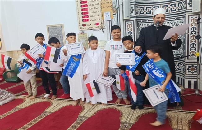 وزير الأوقاف يشيد بإمامٍ وزَّع أعلام مصر على الأطفال بعد صلاة الجمعة