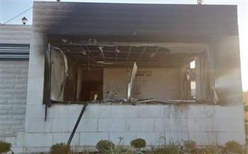 مستوطنون يضرمون النار في أحد المنازل بقرية أبو فلاح شمال شرق رام الله