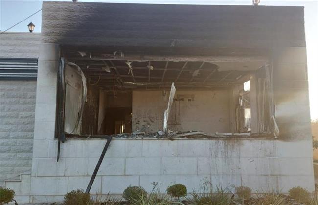 مستوطنون يضرمون النار في أحد المنازل بقرية أبو فلاح شمال شرق رام الله