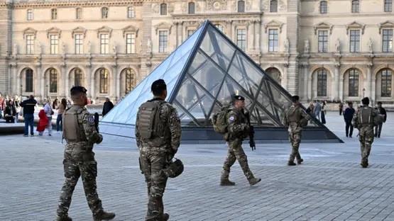 متحف اللوفر يعلن تدابير طارئة بعد سرقة مجوهرات التاج الفرنسي