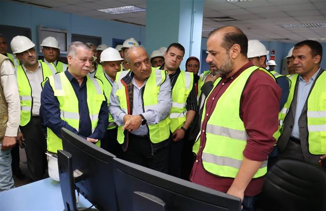 وزير الكهرباء يجتمع بعدد من رؤساء الشركات للوقوف على واقع المنظومة فى جنوب وشمال ووسط الدلتا