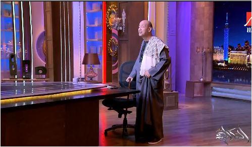 عمرو أديب يخرج بالجلابية البلدي ردا على سمر فودة.. أنا فخور بملابسي وحاسس بطراوه