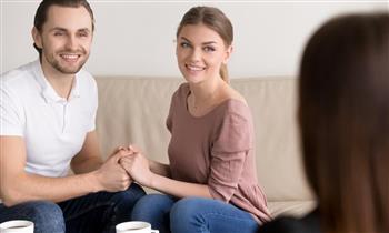 7 عبارات تشير أن الرجل يحب شريكة حياته ويقدرها