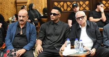 بعد رحيل والده.. محمد رمضان يقدم واجب العزاء لأسرة  أحمد عبدالله