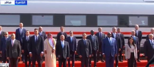 رئيس الوزراء يلتقط صورة تذكارية مع المشاركين بمعرض ومؤتمر النقل الذكي واللوجيستيات والصناعة