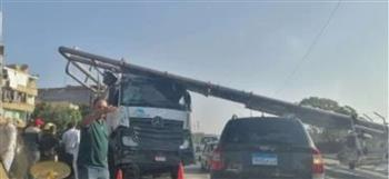 سقوط إشارة مرور وحاجز ارتفاعات إثر اصطدام تريلا بطريق النزهة الإسكندرية
