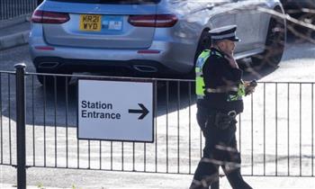 شاهد.. الشرطة البريطانية تعتقل ضابط متنكر أثناء عملية سرية