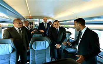 رئيس الوزراء يتفقد أول أتوبيس برمائي يتم الاتفاق على تصنيعه محليًا في مصر 