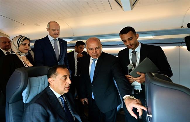 رئيس الوزراء يعطي إشارة بدء التشغيل التجريبي للخط الأول للقطار الكهربائي السريع 