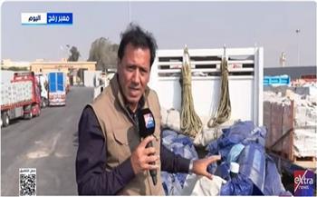 من على إحدى الشاحنات أمام معبر رفح.. رصد دخول المساعدات إلى قطاع غزة