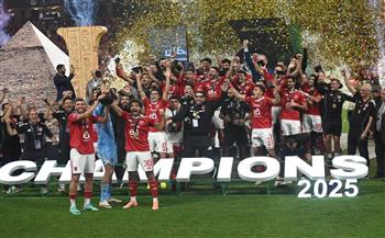 السوبر المصري.. الأهلي يتسلم كأس البطولة وسط فرحة كبيرة للاعبين