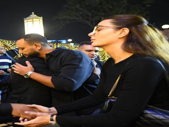 بعد شائعات انفصالهما.. ظهور هنادي مهنا وأحمد خالد صالح معًا في عزاء والد محمد رمضان