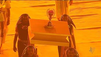 السوبر المصري.. الكأس يدخل أرض الملعب في موكب فرعوني رائع