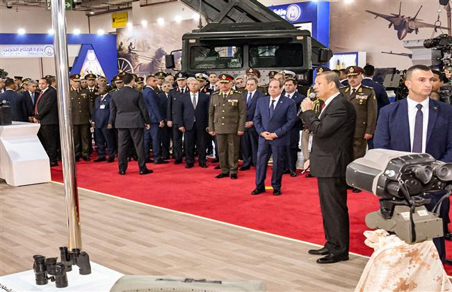 الرئيس السيسي يستمع لشرح تفصيلي عن جناح وزارة الإنتاج الحربي بمعرض «إيديكس 2025»