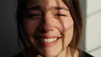 لماذا نبتسم عند سماع الأخبار السيئة؟.. علم النفس يوضح