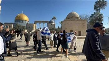 عشرات المستوطنين يقتحمون باحات الأقصى واعتقال 16 فلسطينيا من الضفة