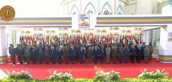 الرئيس السيسي يتوسط صورة تذكارية مع المشاركين في معرض «إيديكس 2025»