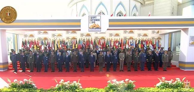 الرئيس السيسي يتوسط صورة تذكارية مع المشاركين في معرض «إيديكس 2025»