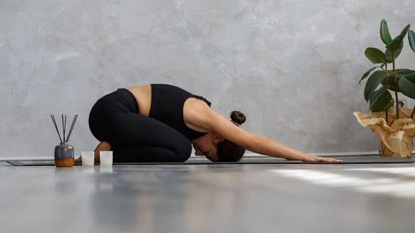 وضعيات يوجا لتفتيح البشرة وتعزيز التوهج والاشراقة