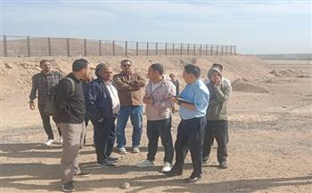 رئيس مدينة سفاجا يتفقد موقع إنشاء مصنع للأسمدة والكيماويات بمنطقة أم الحويطات 
