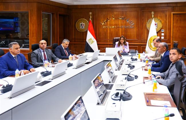 وزيرة التنمية المحلية تتابع منظومة المتغيرات المكانية بالمحافظات مع السكرتيري العموم المساعدين