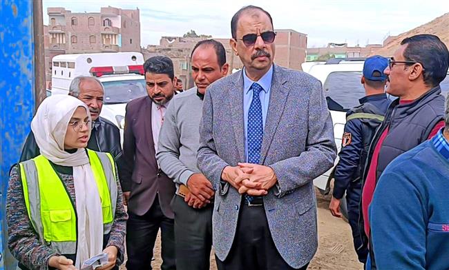 محافظ سوهاج يتفقد مستوى الخدمات المقدمة للمواطنين والوضع العام بقرية بناويط بالمراغة