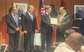 نائب وزير الخارجية يكرّم مواطنين أستراليين أعادوا قطعًا أثرية لمصر