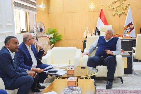 الزملوط يبحث خطة المرحلة الثانية من مشروع توصيل الغاز الطبيعي لمدينة الخارجة 