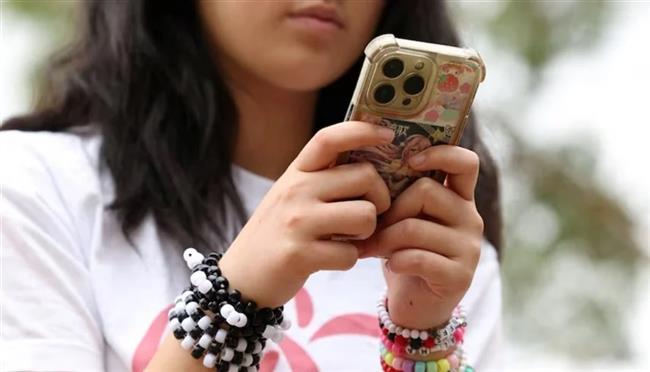 ترحيب من الآباء.. أول دولة تحظر دخول الأطفال على منصات التواصل الاجتماعي